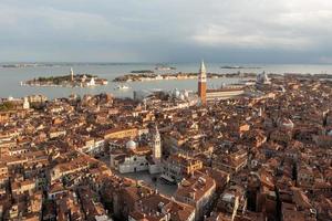 aéreo Visão do a velho veneziano telhados dentro Veneza, Itália. foto