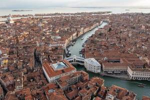 aéreo Visão do a velho veneziano telhados dentro Veneza, Itália. foto