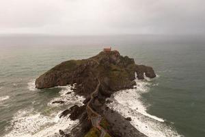 verde rochoso montanhas e litoral cenário, san Juan de gaztelugatxe, Espanha foto