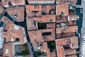 aéreo Visão do a velho veneziano telhados dentro Veneza, Itália. foto