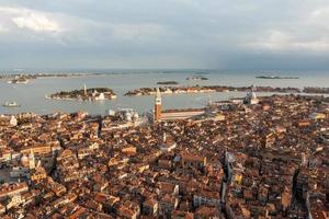 aéreo Visão do a velho veneziano telhados dentro Veneza, Itália. foto