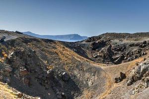 Visão do a ilha do ne kameni a vulcão dentro a caldeira do santorini, Cíclades ilhas, Grécia, Europa foto