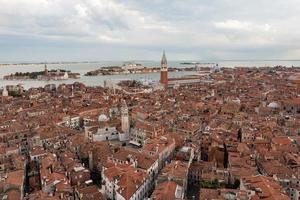 aéreo Visão do a velho veneziano telhados dentro Veneza, Itália. foto