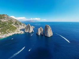 capri ilha em uma lindo verão dia ao longo a amalfi costa dentro Itália foto