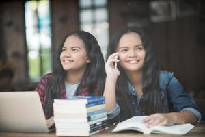 dois amigos estudantes felizes em um café foto