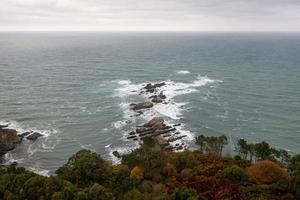 gueiruá praia, localizado dentro astúrias, Espanha em uma nublado dia. foto