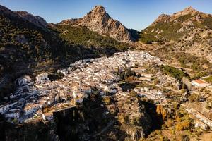 aéreo Visão do a branco espanhol cidade do grazalema dentro Espanha. foto