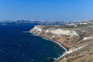 panorâmico Visão do a panorama por aí acrotiri farol dentro santorini, Grécia. foto