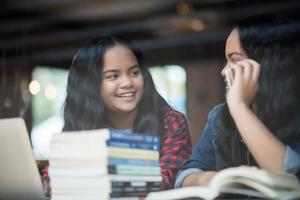 dois amigos estudantes felizes em um café foto