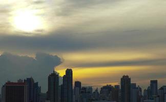 cidade de Banguecoque ao pôr do sol foto