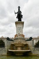 estátua do Filipe iv do Espanha às a madri real Palácio, uma popular histórico local para Visita dentro central madri. inscrição para a glória do a artes foto