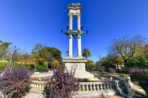 lindo jardim dentro primavera panorama dentro sevilha, Andaluzia, Espanha. Cristóvão Colombo monumento dentro jardineiras de murillo perto real Alcazar de sevilha. foto