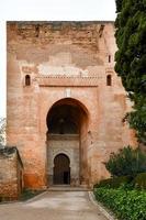 porta do justiça às alhambra dentro granada, Espanha. porta do justiça tem fui a sulista Entrada para alhambra desde 1348 durante a reinado do yusuf eu. foto