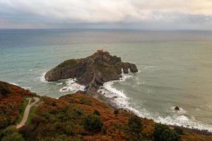 verde rochoso montanhas e litoral cenário, san Juan de gaztelugatxe, Espanha foto