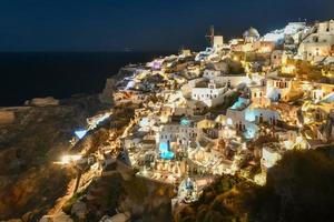 clássico oia, santorini Horizonte às noite com edifícios dentro Grécia. foto