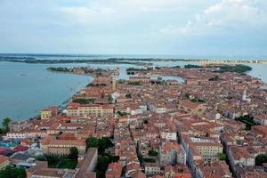 aéreo Visão do a velho veneziano telhados dentro Veneza, Itália. foto