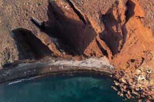 vermelho de praia dentro santorini, cíclades ilhas, Grécia dentro a sul egeu. lindo verão panorama com 1 do a a maioria famoso praias dentro a mundo. foto