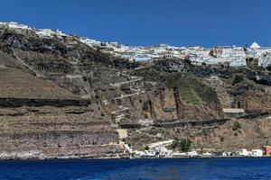 Visão do a ilha do santorini a partir de ne kameni a vulcão dentro a caldeira do santorini, Cíclades ilhas, Grécia, Europa foto