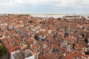 aéreo Visão do a velho veneziano telhados dentro Veneza, Itália. foto