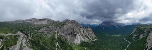 montanha panorama em torno da tre cime parque dentro Itália em uma enevoado, nublado, verão, dia. foto