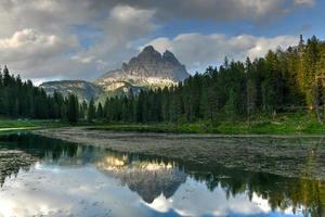 verão Visão do lago antorno lago di antorno localizado dentro dolomites área, Belluno província, Itália. lago antorno, três picos do lavaredo, lago antorno e tre cime di lavaredo, dolomitas, Itália. foto