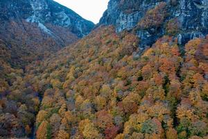 vista panorâmica do pico da folhagem de outono em smugglers notch, vermont. foto