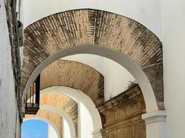 arcos do a judaico trimestre dentro a histórico Centro do a branco lindo Vila do vejer de la frontera em uma ensolarado dia, cadiz província, Andaluzia. foto