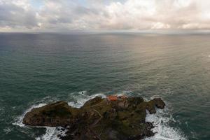 verde rochoso montanhas e litoral cenário, san Juan de gaztelugatxe, Espanha foto