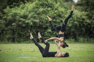 casal fazendo ioga no parque