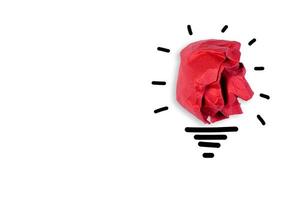 conceitos de ideia com lâmpadas de papel vermelho amassado