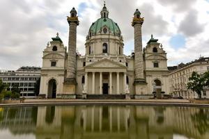 viena, Áustria - jul 18, 2021, Visão do a Karlskirche st. charles' Igreja e reflexão dentro viena, Áustria. foto