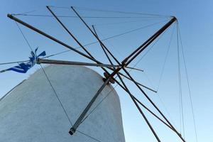 Visão do uma tradicional moinho de vento dentro oia, santorini, Grécia do a cicladas. foto