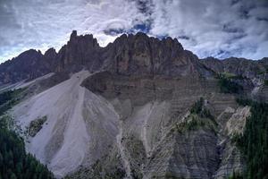 cores do a dolomites dentro a Funes Visão do a vale dentro sulista Tirol, Itália. verde grama, montanhas e azul céu. verão. foto