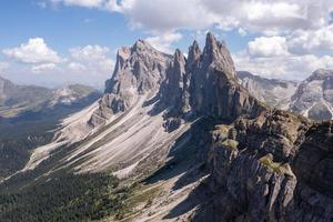 manhã Visão do a jardineira vale dentro dolomite montanhas. localização puez-geisler nacional parque, seceda pico, Itália, Europa. odle grupo é a ponto de referência do val di funes. foto