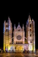 a Principal gótico fachada do leon catedral dentro a noite, Espanha foto