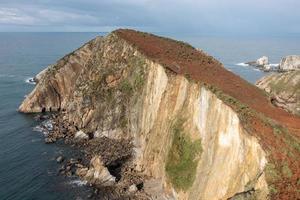 silêncio praia, areia prateada enseada Apoiado de uma natural Rocha anfiteatro dentro astúrias, Espanha. foto