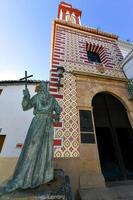 ronda, Espanha - dezembro 1, 2021, a estátua do briga diego Jose de Cádiz, localizado dentro frente do iglesia de nuestra senhora de la paz, dentro ronda. dele ossos estão dentro a igreja. foto