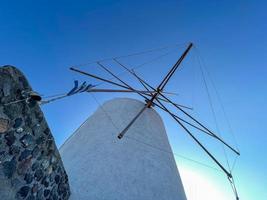 Visão do uma tradicional moinho de vento dentro oia, santorini, Grécia do a cicladas. foto