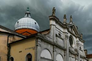 campo e chiesa parrocchia di santa maria Formosa contra uma nublado fundo dentro Veneza, Itália. foto