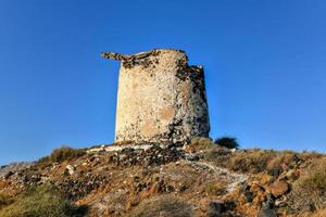 ruínas do velho abandonado moinho de vento dentro empório Vila em a sul lado do santorni. Cíclades ilhas, Grécia. foto
