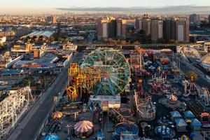 Novo Iorque - Outubro 28, 2021, aéreo Visão ao longo Coney ilha dentro brooklyn, Novo Iorque às nascer do sol. foto