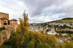 Visão a partir de a torre de las damas dentro do a alhambra fortaleza dentro granada, Espanha. foto