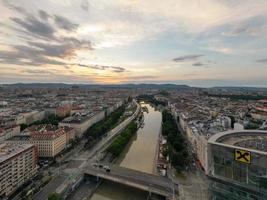 viena, Áustria - jul 18, 2021, Visão do a Danúbio canal e Viena Horizonte dentro viena, Áustria foto