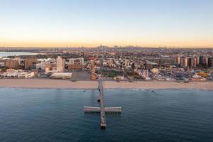 aéreo Visão ao longo Coney ilha dentro brooklyn, Novo Iorque às nascer do sol. foto