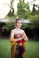 mulher usando um vestido tailandês típico foto