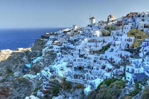 encantador Visão oia Vila em santorini ilha, Grécia. tradicional famoso azul cúpula Igreja sobre a caldeira dentro egeu mar. tradicional azul e branco Cíclades arquitetura. foto