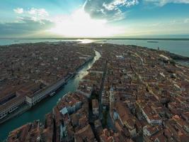 aéreo Visão do a velho veneziano telhados dentro Veneza, Itália. foto