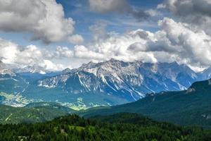 panorâmico panorama do a cinque Torri dentro a dolomite montanhas do Itália. foto