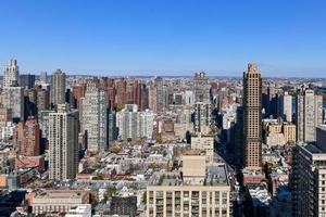 aéreo Visão do a arranha-céus ao longo Midtown leste dentro Manhattan, Novo Iorque cidade foto