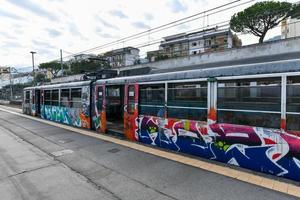 sorrento, Itália - agosto 26, 2021, circunvesuviana Sorrento trem estação às a fim do a linha. foto